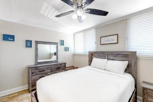 Un dormitorio con una cama y un ventilador de techo. en Sea Palms 5D - Little Slice of Heaven, en Fort Walton Beach 17 fotos más