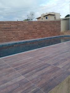 un muro di mattoni accanto alla piscina di casas em búzios 8 a Búzios