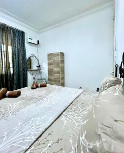 a bedroom with a bed covered in plastic at Suite Luxueuse et moderne - Séjournez chez nous in Tunis