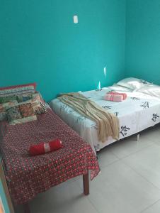 una camera con due letti e una panca di casas em búzios 8 a Búzios