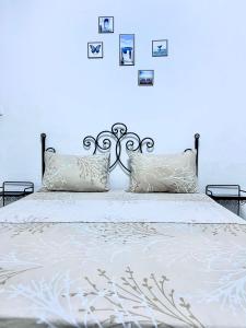 a bedroom with a large white bed with pillows at Suite Luxueuse et moderne - Séjournez chez nous in Tunis