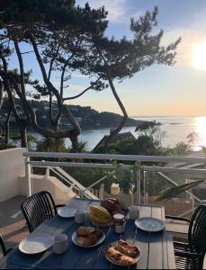 Ảnh trong thư viện ảnh của La Terrasse de L Anse Maison avec Vue Mer et Spa Extérieur ở Fermanville