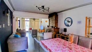 ein Wohnzimmer mit Tisch und ein Esszimmer in der Unterkunft CASA CENTRICA EN LA CIUDAD DEL BUEN VlNO - HASTA 8 PERSONAS in Mendoza