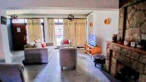 ein Wohnzimmer mit Couch und Kamin in der Unterkunft CASA CENTRICA EN LA CIUDAD DEL BUEN VlNO - HASTA 8 PERSONAS in Mendoza