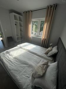 Ένα ή περισσότερα κρεβάτια σε δωμάτιο στο Apartamenty Brzozowe