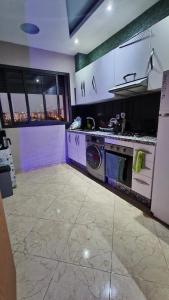 a kitchen with a stove and a washer and dryer at Bel appartement in Casablanca