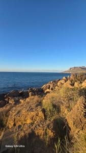 una playa rocosa con vistas al océano en Tenes centre, en Ténès