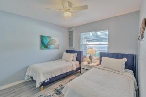 ein Schlafzimmer mit zwei Betten und einem Deckenventilator in der Unterkunft Downtown-Gulfport-Cooled & Heated Pool in St Petersburg + 43 Fotos