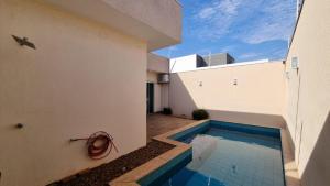 マリンガにあるCasa luxo, 3 suítes, ar 3 qtos, Jardim Espanha!の建物横のスイミングプール
