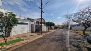マリンガにあるCasa luxo, 3 suítes, ar 3 qtos, Jardim Espanha!の道中の噴水