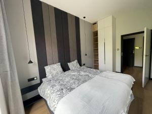 Ένα ή περισσότερα κρεβάτια σε δωμάτιο στο Apartamenty Arkady