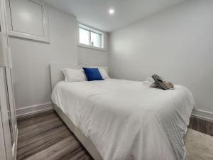 En eller flere senge i et værelse på Entire 2BR Apt in Midtown Toronto, walk to Subway & Shops
