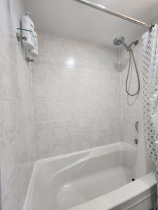 Et badeværelse på Entire 2BR Apt in Midtown Toronto, walk to Subway & Shops