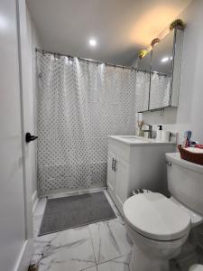 Et badeværelse på Entire 2BR Apt in Midtown Toronto, walk to Subway & Shops