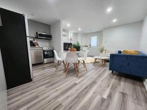 Køkken eller tekøkken på Entire 2BR Apt in Midtown Toronto, walk to Subway & Shops + 6 billeder