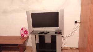 サラエボにあるMD Apartmanの室内のテーブルに座るコンピュータモニター