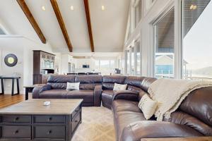 Gallery image of Sunset Reflection Chalet in La Follette