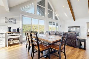 Gallery image of Sunset Reflection Chalet in La Follette