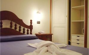 1 dormitorio con 1 cama con albornoz en Apart deptos y duplex Villa Gesell, en Villa Gesell