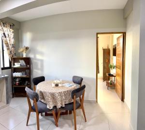 a dining room with a table and chairs at Alojamiento Bilbao in Quillacollo