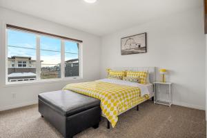 sypialnia z łóżkiem i dużym oknem w obiekcie Quiet 3BR And 2 Bath Home In Calgary Near Airport w mieście Calgary