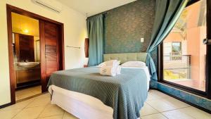 1 dormitorio con 1 cama con lavabo y ventana en Dream Beach Cumbuco Oceanfront Apartments, en Cumbuco