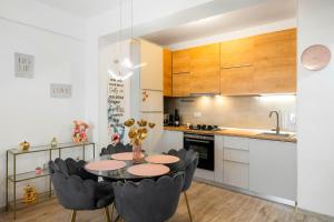 a kitchen and dining room with a table and chairs at Moonlight Flower in Mamaia