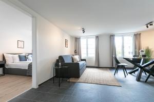 una sala de estar con un sofá y una mesa en book2stay - Apartments Spisertor, en St. Gallen