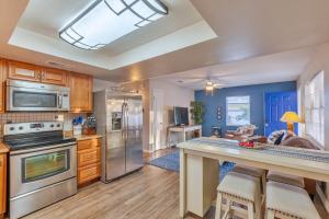 cocina con electrodomésticos de acero inoxidable y sala de estar. en Downtown Gulfport Heated & Cooled Pool-B, en San Petersburgo