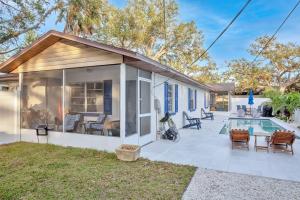 una casa con piscina y patio en Downtown Gulfport Heated & Cooled Pool-B, en San Petersburgo