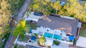 Una vista aérea de una casa con palmeras. en Downtown Gulfport Heated & Cooled Pool-B, en San Petersburgo