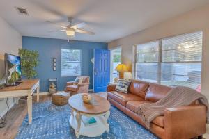 Una sala de estar con un sofá de cuero marrón y una mesa. en Downtown Gulfport Heated & Cooled Pool-B, en San Petersburgo