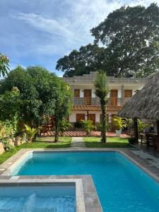 伯里塔卡Buritaca House的度假村前的游泳池