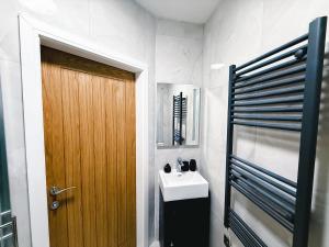 プジーにあるChic Studio, Free parking, Sleeps 2のバスルーム(木製のドア、シンク付) +43枚の写真