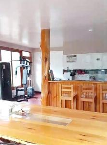 オクサパンパにあるLa casa de Cuniの部屋にある木製のカウンタートップを備えたキッチン