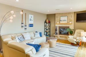 O zonă de relaxare la Villa on Lake Darling Fire Pit, Deck and BBQ!