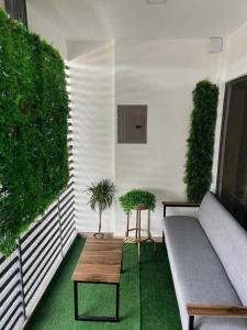 une pièce avec un canapé, une table et des plantes dans l'établissement Casa Viveo, a modern and spacious house!, à San José