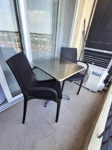 Duas cadeiras e uma mesa num alpendre em Excellent Monoambiente em Santos Lugares