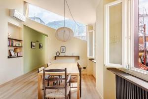 eine Küche und ein Esszimmer mit Tisch und Stühlen in der Unterkunft Nido con Vista Duomo di Como in Como