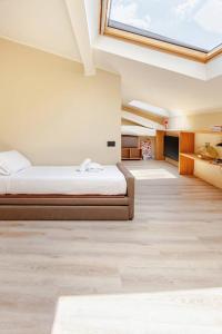 ein großes Zimmer mit einem Bett und einem Dachfenster in der Unterkunft Nido con Vista Duomo di Como in Como