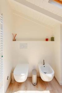 ein weißes Badezimmer mit Waschbecken und Toilette in der Unterkunft Nido con Vista Duomo di Como in Como + 14 Fotos