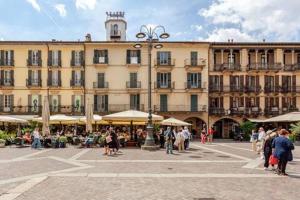 ein großes Gebäude mit Leuten, die davor stehen in der Unterkunft Nido con Vista Duomo di Como in Como