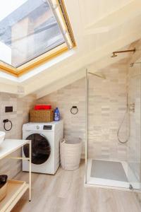 eine Waschmaschine und ein Trockner in einem Badezimmer mit Fenster in der Unterkunft Nido con Vista Duomo di Como in Como