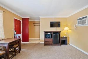 Kuchyň nebo kuchyňský kout v ubytování Hotel Beeville -US 181