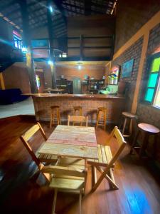 パウメイラスにあるCasa aconchegante à 5 minutos da Vilaのバー付きの部屋