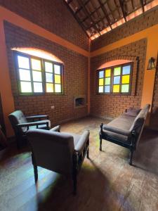 パウメイラスにあるCasa aconchegante à 5 minutos da Vilaのベッド2台と窓2つが備わる客室です。 +28枚の写真