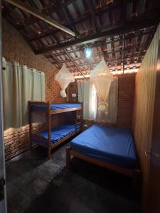 パウメイラスにあるCasa aconchegante à 5 minutos da Vilaの二段ベッドが2つある部屋