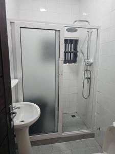 a bathroom with a shower and a sink at Idg-Residence in Cotonou