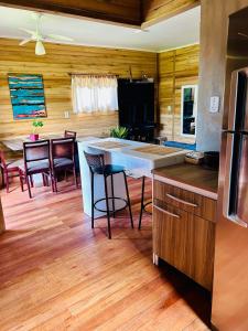 eine Küche und ein Esszimmer mit Tisch und Stühlen in der Unterkunft Cantinho aconchegante na Serra in Três Coroas