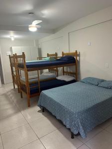 Katil atau katil-katil dalam bilik di Casa Azul Cabo Frio